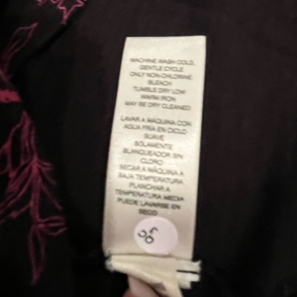 🆕 WHBM Double V-Neck Tank
Sketchy Poppy Dolce Black w/Pink flower print Size M - Picture 8 of 15